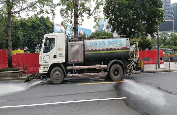 灑水車“客串”消防車，協(xié)助撲滅自燃小汽車